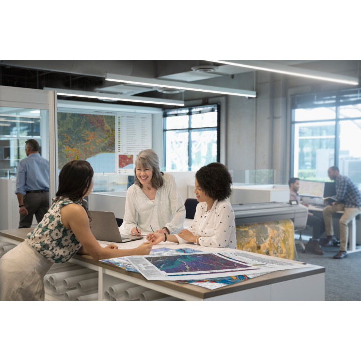 HP Designjet Imprimante Z6dr PostScript de 44 pouces avec coupe-bordures verticales