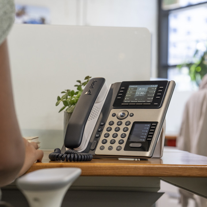 Poly Téléphone IP Edge E400 compatible PoE