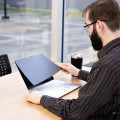 StarTech.com Filtre de Confidentialité Tactile de 13,5" 3:2, Écran de Confidentialité/Filtre Antireflet, Protecteur d'Écran
